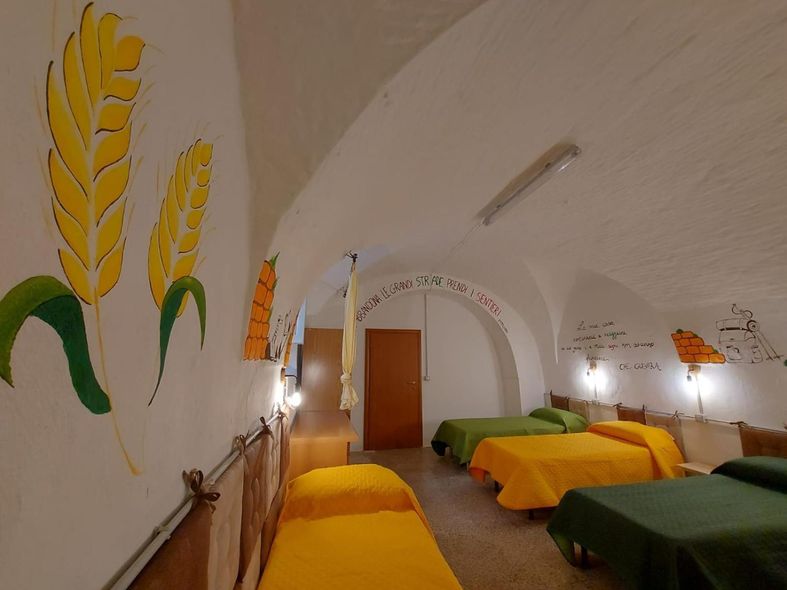 Lupus In Fabula Hostel Miglionico ภายนอก รูปภาพ